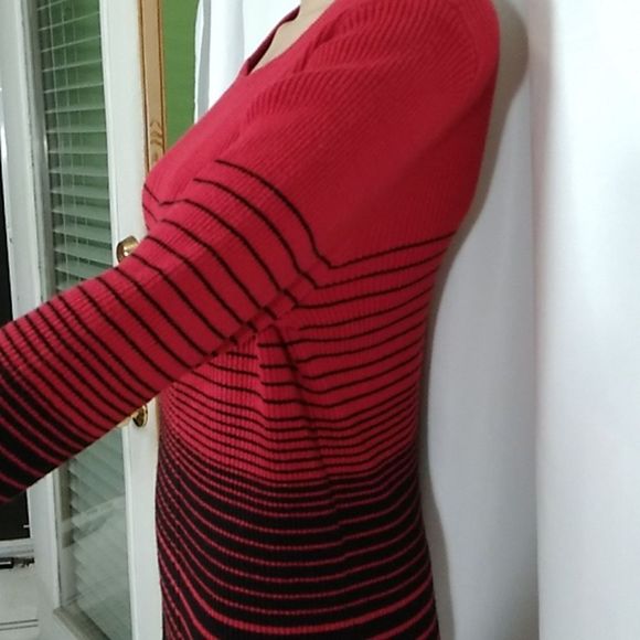 Liz Claiborne red/black XL red & black w/brass buttons on left shoulder - Picture 3 of 7